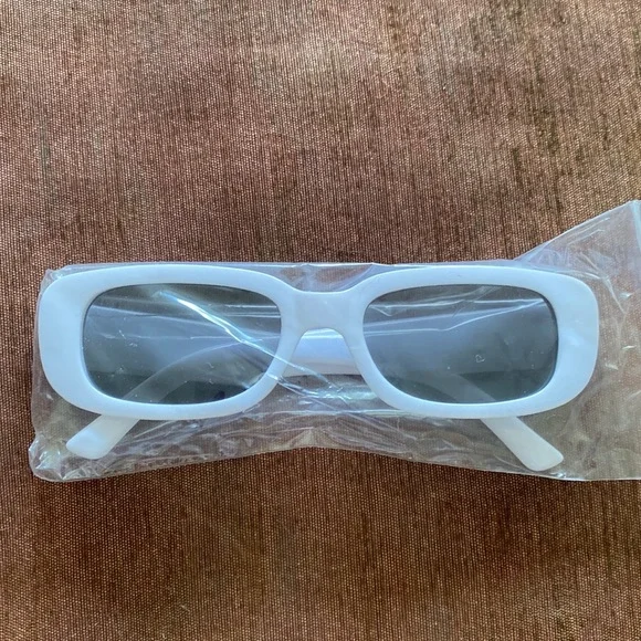 🆕NIP: Retro White Frame with Black Lens Sunglasses - Picture 4 of 5